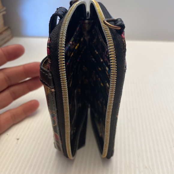 Sakroots Smartphone Wristlet Crossbody Wallet Rainbow Multicolor Artist Circle - Picture 10 of 10